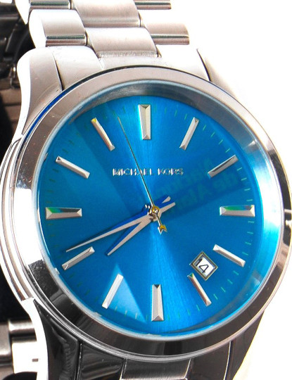 imagem de Relógio Michael Kors com fundo azul 3