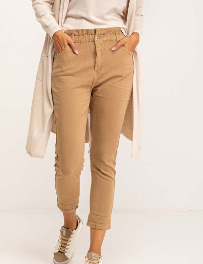 imagem de Calça jeans mom fit cintura alta com elástico na cintura Camel3