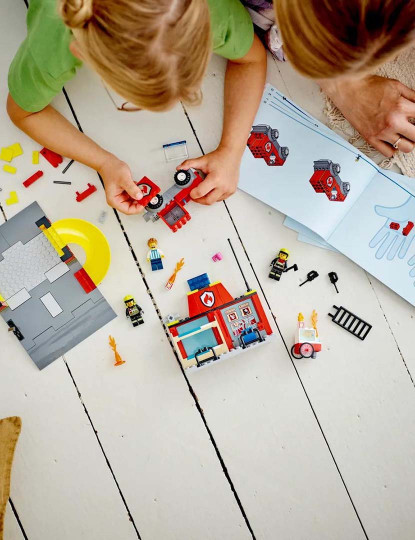 imagem de Lego City Quartel E Camião Dos Bombeiros 603758